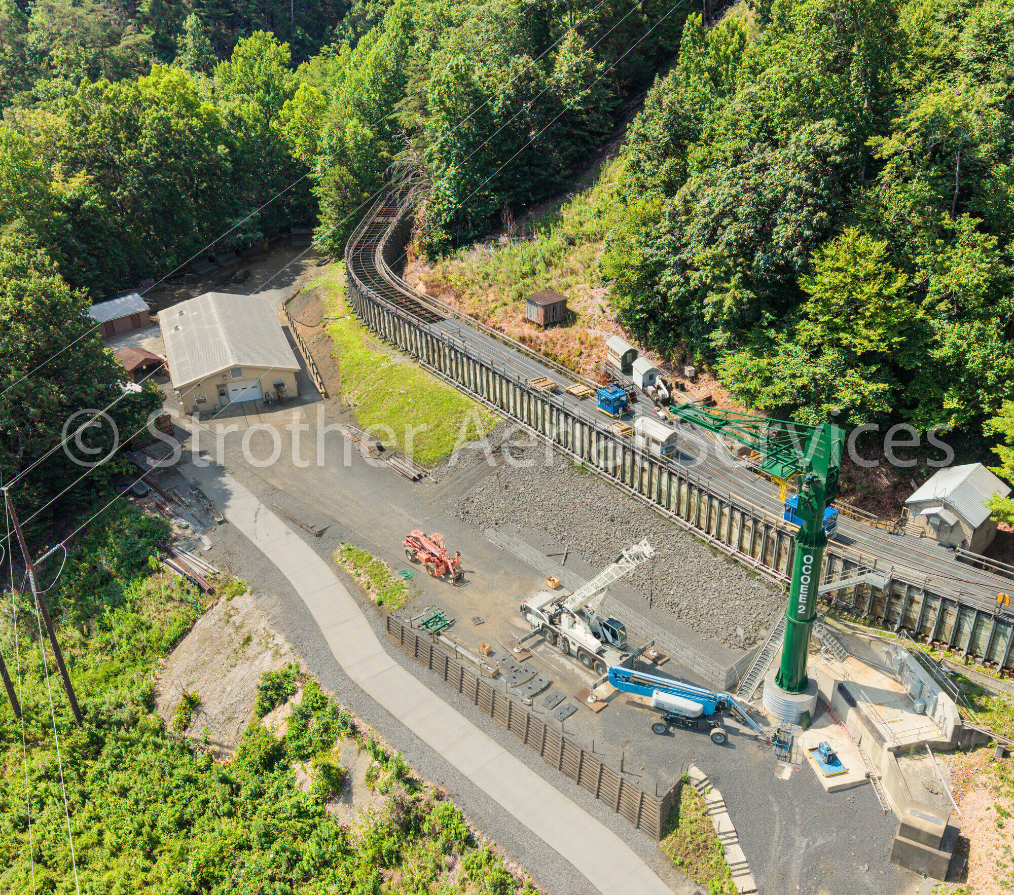 Aerial view of an infrastructure construction site with crane and lift equipment